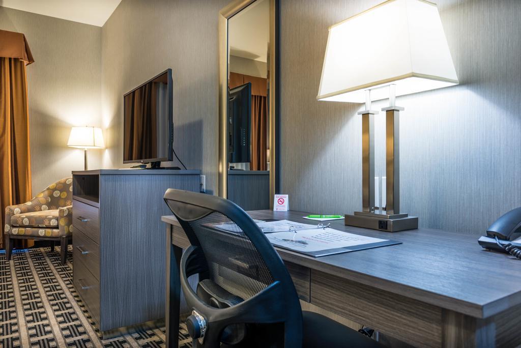 Timber Ridge Inn And Suites Fox Creek Rum bild